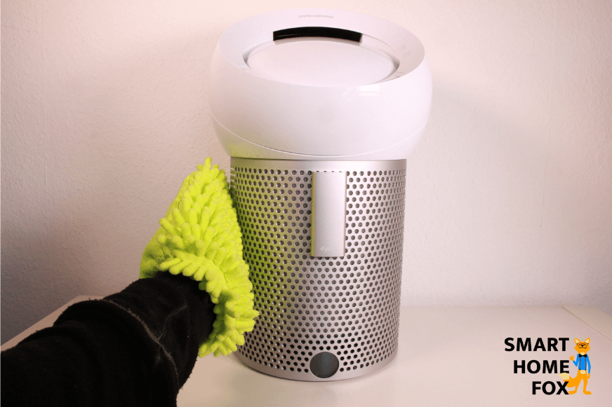 Das Luftgitter des Dyson Pure Cool Me BP01 Luftreiniger und Tischventilator wird von außen mit einem trockenen Tuch abgewischt